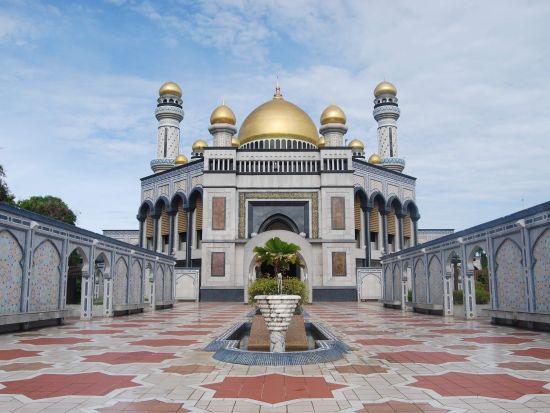 ブルネイ観光ツアー 新旧モスク＋ロイヤルレガリア＋王宮イスタナヌルルイマン＋水上集落＜午前 or 午後／日本語ガイド or 英語ガイド／往復送迎＞