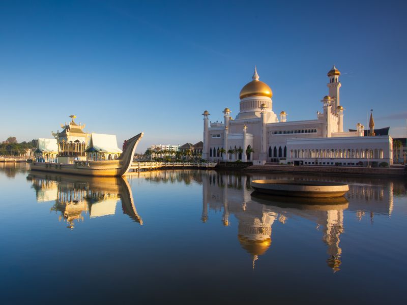 Brunei_Bandar Seri Begawan_Sultan Omar Ali Saifuddien Mosque_shutterstock_437440402