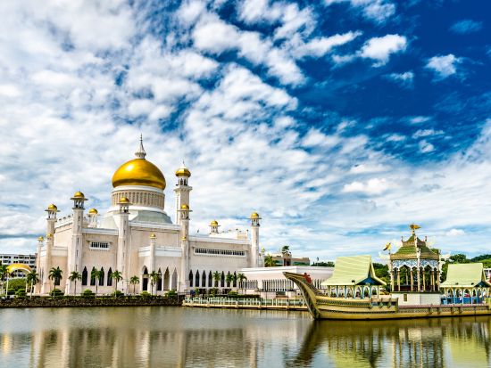ブルネイ観光ツアー 新旧モスク＋ロイヤルレガリア＋水上集落カンポンアイール＋王宮イスタナヌルルイマン＜1日／日本語ガイド／昼食／往復送迎＞