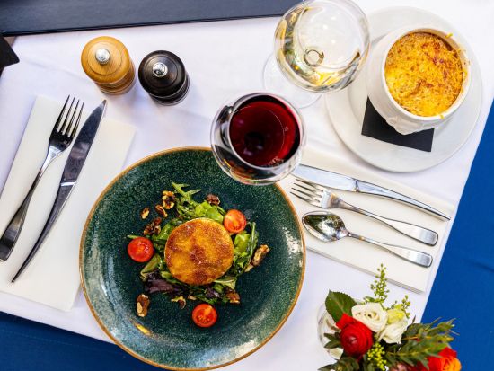 ル・ムーラン・ド・ラ・ギャレット（Le Moulin de la Galette）食事券＆事前予約　モンマルトルの伝統的レストラン＜3コース＞ *前日予約OK