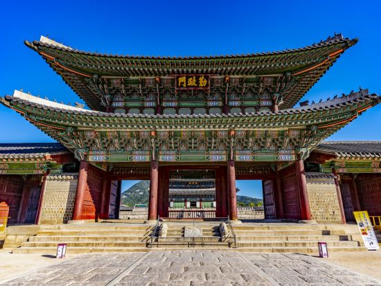 人気KPOPグループ聖地巡りツアー景福宮＋鶴洞公園＋HYBE周辺ほか（クムデジ食堂昼食＋大長今パーク付プランあり）＜半日／１日／ホテルお迎え／日本語ガイド＞