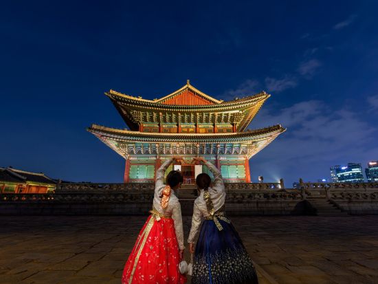 【2026年5月31日まで限定！】景福宮（キョンボックン）夜間特別観覧ツアー　韓服体験＆ソウルの夜景が見れるルーフトップカフェ ＜日本語ガイド＞