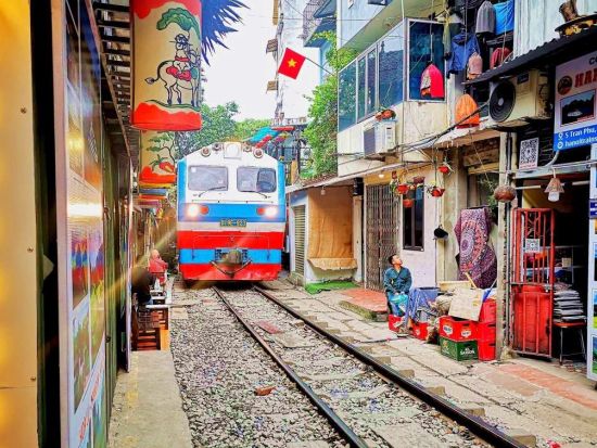 トレインストリート半日ツアー　エッグコーヒー＋「ALLUVIA(アルヴィア)」でチョコ作り体験＋フォーテインでのランチも満喫！＜午前／日本語ガイド／ハノイ発＞