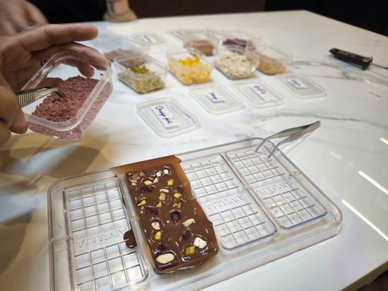 トレインストリート半日ツアー　エッグコーヒー＋「ALLUVIA(アルヴィア)」でチョコ作り体験＋フォーテインでのランチも満喫！＜午前／日本語ガイド／ハノイ発＞