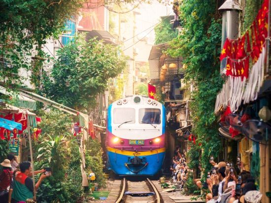 夜のトレインストリート半日ツアー　ミシュラン掲載「Cau Go」で絶品ディナー＋ローカル列車乗車＋シクロ乗車で旧市街散策も満喫！＜午後／日本語ガイド／ハノイ発＞