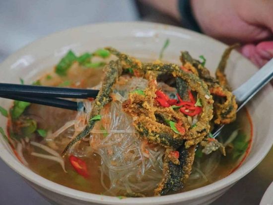 ハノイ食べ歩きグルメツアー　ブンチャー・ダックキムなどミシュラン掲載の名店巡りでハノイ名物を満喫！ トレインストリート訪問付きプランあり ＜英語ガイド＞