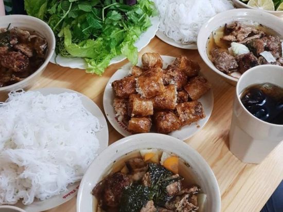 ハノイ食べ歩きグルメツアー　ブンチャー・ダックキムなどミシュラン掲載の名店巡りでハノイ名物を満喫！ トレインストリート訪問付きプランあり ＜英語ガイド＞