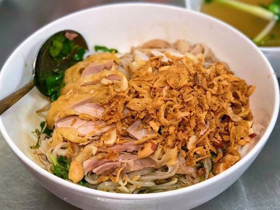 ハノイ食べ歩きグルメツアー　ブンチャー・ダックキムなどミシュラン掲載の名店巡りでハノイ名物を満喫！ トレインストリート訪問付きプランあり ＜英語ガイド＞