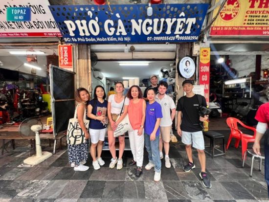 ハノイ食べ歩きグルメツアー　ブンチャー・ダックキムなどミシュラン掲載の名店巡りでハノイ名物を満喫！ トレインストリート訪問付きプランあり ＜英語ガイド＞