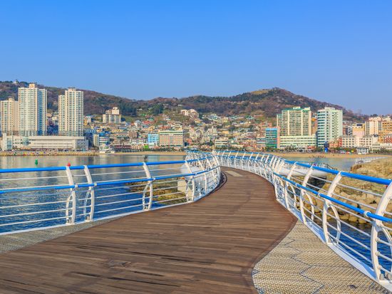 Korea_Busan_Songdo Skywalk_shutterstock_646330228