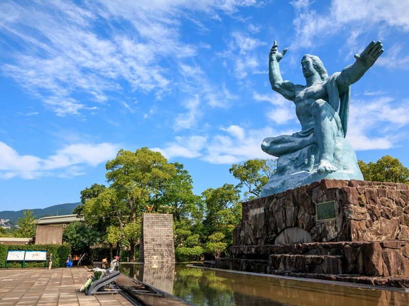 Japan_Nagasaki_Peace Statue_shutterstock_305594591