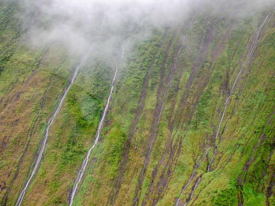 ヘリコプター遊覧飛行　マウイ島西部＆モロカイ島東部遊覧　ハレアカラ山麓ウルパラクア牧場上陸プランあり ＜フライト70分または50分／英語ガイド／カフルイ空港発＞