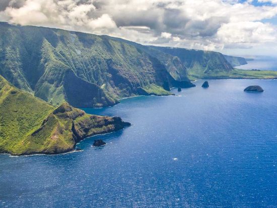 ヘリコプター遊覧飛行　マウイ島西部＆モロカイ島東部遊覧　ハレアカラ山麓ウルパラクア牧場上陸プランあり ＜フライト70分または50分／英語ガイド／カフルイ空港発＞