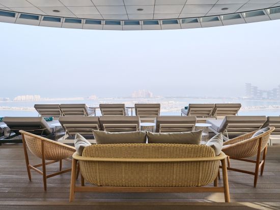 オーラ・スカイプール (AURA SKYPOOL)　事前予約　インフィニティプール利用または屋内ラウンジでのダイニング体験＜パーム・ジュメイラ＞　＊即予約確定