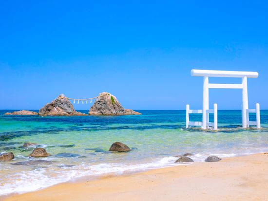 pixta_90443364_桜井二見ヶ浦夫婦岩