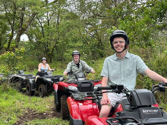 ハワイ島　ATVツアー　1人乗りバギー　自然豊かな牧場内を四輪バギーで巡る！果物狩り＆動物ふれあい体験付き＜午前・午後／英語ガイド＞by オハナ・ランチ