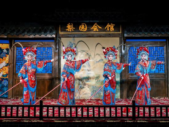 【成都満喫1日ツアー】パンダ基地＋陳麻婆豆腐＋三国志ゆかりの武候祠＋老茶館での茶道パフォーマンスと川劇変面ショー＜ホテル送迎／専用車／日本語ガイド／昼食付＞