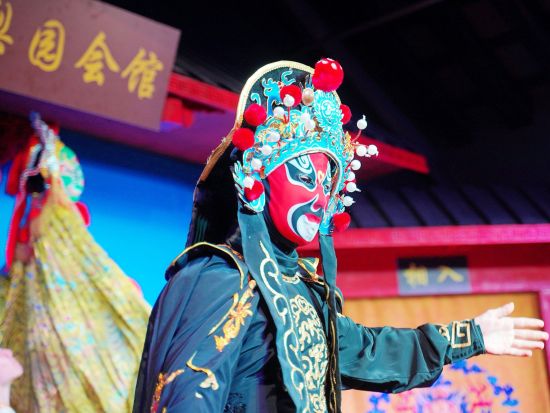 【成都満喫1日ツアー】パンダ基地＋陳麻婆豆腐＋三国志ゆかりの武候祠＋老茶館での茶道パフォーマンスと川劇変面ショー＜ホテル送迎／専用車／日本語ガイド／昼食付＞