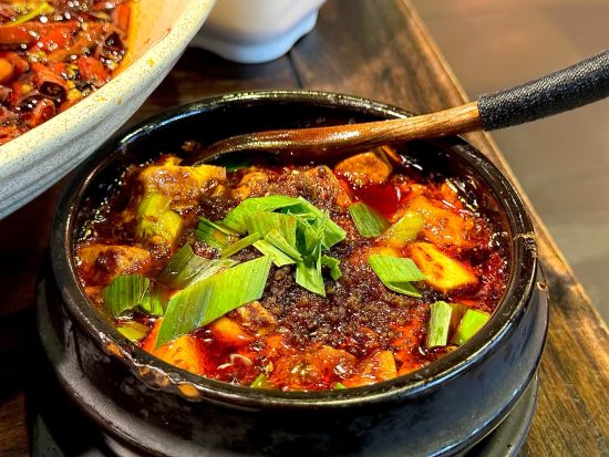 【成都満喫1日ツアー】パンダ基地＋陳麻婆豆腐＋三国志ゆかりの武候祠＋老茶館での茶道パフォーマンスと川劇変面ショー＜ホテル送迎／専用車／日本語ガイド／昼食付＞