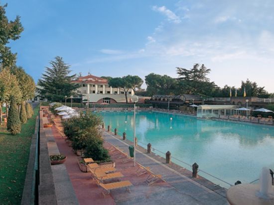 チヴィタ・ディ・バニョレージョ＆法王ゆかりの温泉「テルメ・デイ・パーピ」日帰りツアー＜貸切／1日／日本語アシスタント付き＞