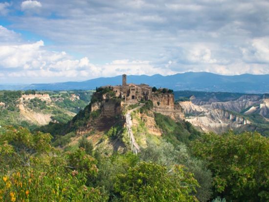 チヴィタ・ディ・バニョレージョ＆法王ゆかりの温泉「テルメ・デイ・パーピ」日帰りツアー＜貸切／1日／日本語アシスタント付き＞