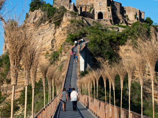 チヴィタ・ディ・バニョレージョ＆法王ゆかりの温泉「テルメ・デイ・パーピ」日帰りツアー＜貸切／1日／日本語アシスタント付き＞