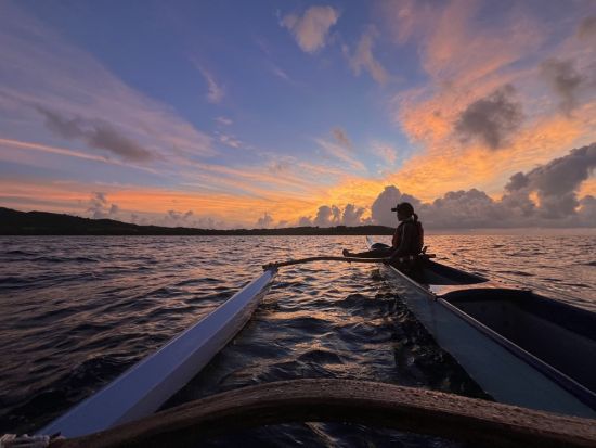 サンセットアウトリガーカヌーツアー！夕日に染まる西表島の海をローカルガイドと巡る＜6人乗り／1歳～／送迎付き／西表島＞