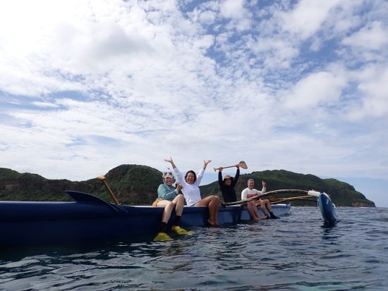 サンセットアウトリガーカヌーツアー！夕日に染まる西表島の海をローカルガイドと巡る＜6人乗り／1歳～／送迎付き／西表島＞