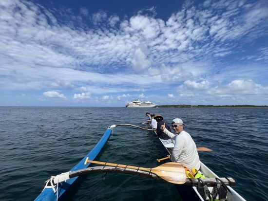 サンセットアウトリガーカヌーツアー！夕日に染まる西表島の海をローカルガイドと巡る＜6人乗り／1歳～／送迎付き／西表島＞