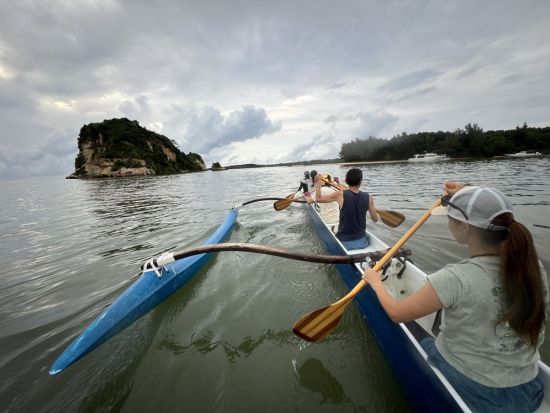 サンセットアウトリガーカヌーツアー！夕日に染まる西表島の海をローカルガイドと巡る＜6人乗り／1歳～／送迎付き／西表島＞