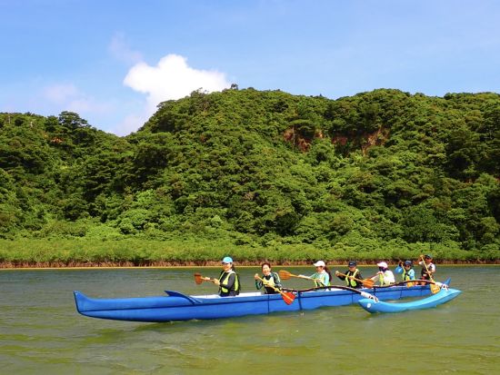 1日アウトリガーカヌーツアー！ローカルガイドと巡る西表島の大自然＜6人乗り／1歳～／昼食・送迎付き／西表島＞