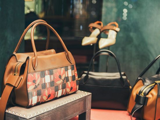 Paris_store_pixta_37559184_M