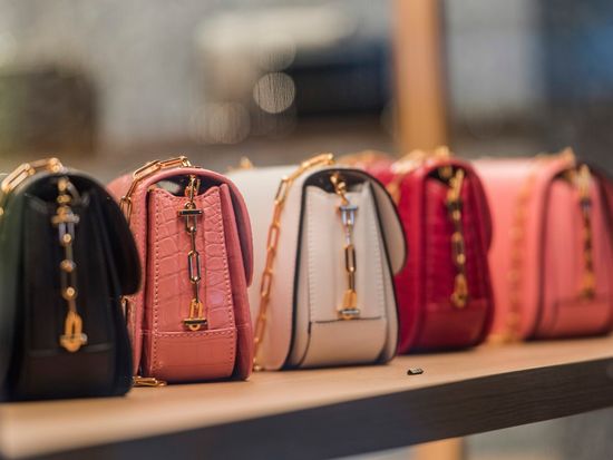 Paris_store_pixta_36774703_M