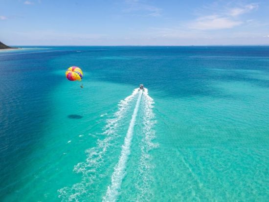 パラセーリング ここでしか見ることが出来ない絶景　宮古島の美しい海と島々を空から楽しむ♪ GoProレンタルあり★＜小学生以上／宮古島＞
