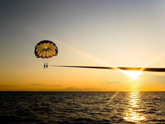 パラセーリング ここでしか見ることが出来ない絶景　宮古島の美しい海と島々を空から楽しむ♪ GoProレンタルあり★＜小学生以上／宮古島＞