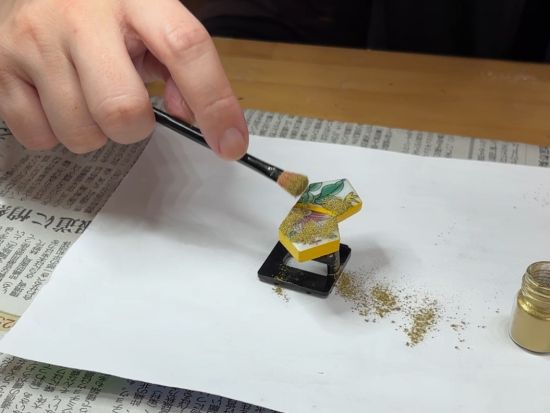 金継ぎで作る小物体験 日本の伝統技法で箸置きまたはストラップを制作＜1時間／7歳～／那覇市＞