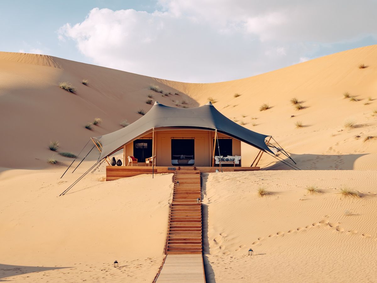 砂漠で楽しむサンセットディナー ラグジュアリーデザートロッジで