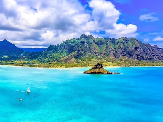 ヘリコプター遊覧飛行　オアフ島周遊またはノースショアコース＜フライト30分または50分／英語パイロット／タートルベイ発＞by ブルーハワイアンヘリコプターズ