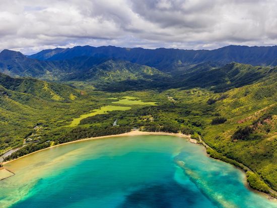 ヘリコプター遊覧飛行　オアフ島周遊またはノースショアコース＜フライト30分または50分／英語パイロット／タートルベイ発＞by ブルーハワイアンヘリコプターズ