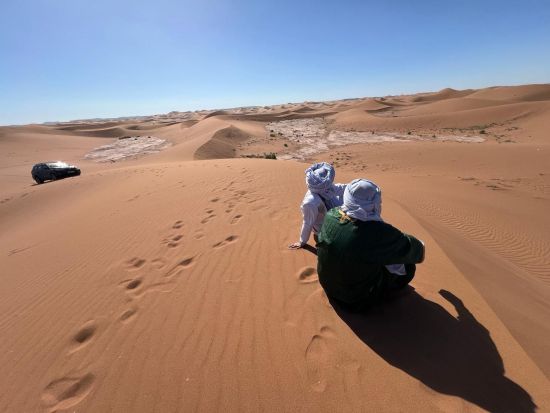 モロッコ最奥のサハラ砂漠「エルグ・シェガガ」オフロード体験2泊3日ツアー　4WD移動＋ラクダと夕日鑑賞＋キャンプ体験＜英語ドライバー／宿泊費込み＞