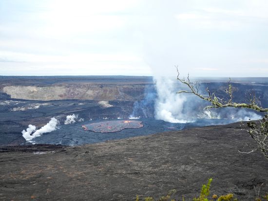 7.ハレマウマウ火口と溶岩