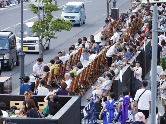 青森ねぶた祭プレミアム観覧席2026　青森の夏の風物詩 ねぶた祭を、特別な時間と空間で堪能！＜2026年8月2日〜6日／1～2名席／平和公園通り特設会場＞