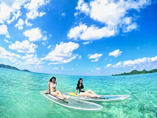 石垣島 クリアSUPツアー！ 透明ボードで楽しむ石垣ブルーの海中パノラマ＜GoPro写真データ無料／ドローン撮影オプションあり／6歳～／約2時間／底地ビーチ＞