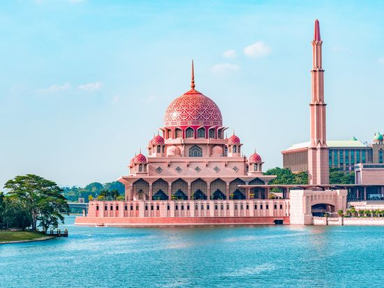 Malaysia_Putrajaya_Masjid Putra_shutterstock_2144761041