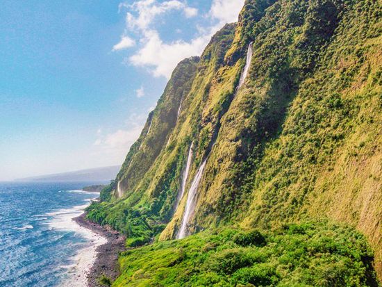 ヘリコプター遊覧　コハラ山脈＆ハマクアコースト ＜フライト50分／英語パイロット／ワイコロア空港発＞by ブルーハワイアンヘリコプターズ