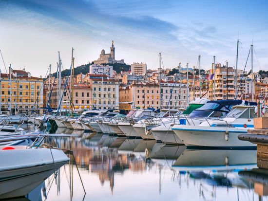 移動しながら南仏観光！プロヴァンス 2都市周遊 1日ツアー＜貸切／日本語ドライバー同行／マルセイユまたはエクス・アン・プロヴァンス発アビニョン着＞