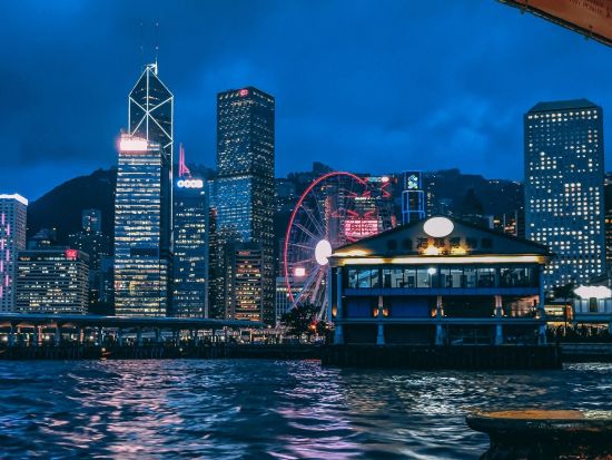 香港ナイトツアー　香港の二大夜景を満喫！シンフォニー・オブ・ライツ＆ビクトリアピーク　「添好運」での夕食付きプランあり ＜日本語ガイド／スターフェリー乗船付き＞