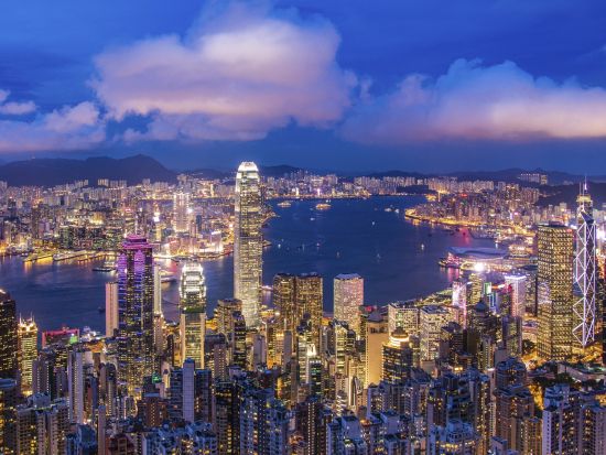 香港ナイトツアー　香港の二大夜景を満喫！シンフォニー・オブ・ライツ＆ビクトリアピーク　「添好運」での夕食付きプランあり ＜日本語ガイド／スターフェリー乗船付き＞