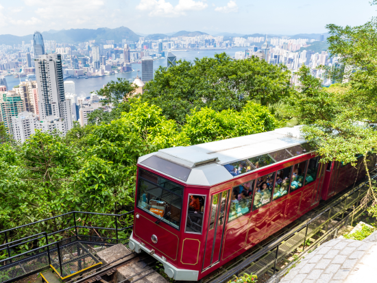 香港ナイトツアー　香港の二大夜景を満喫！シンフォニー・オブ・ライツ＆ビクトリアピーク　「添好運」での夕食付きプランあり ＜日本語ガイド／スターフェリー乗船付き＞