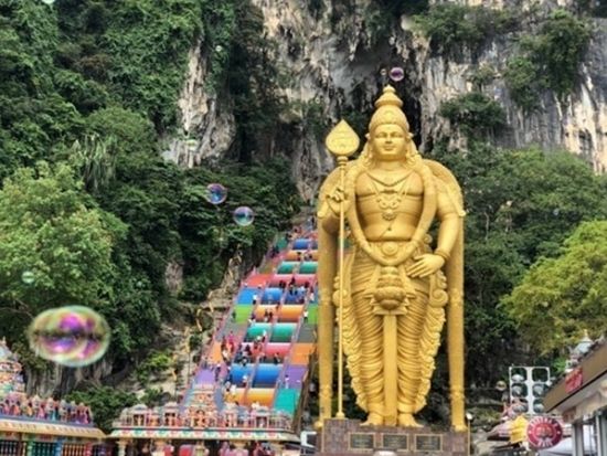 3つのモスク巡りとバツー洞窟ツアー　ブルー＆ピンク＆ホワイトモスク＋神秘の洞窟＜日本語ガイド／昼食付き＞